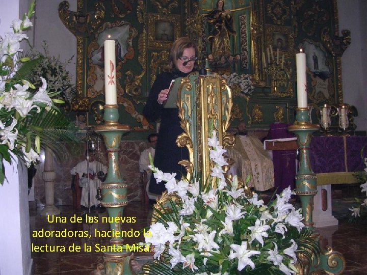 Una de las nuevas adoras, haciendo la lectura de la Santa Misa. 