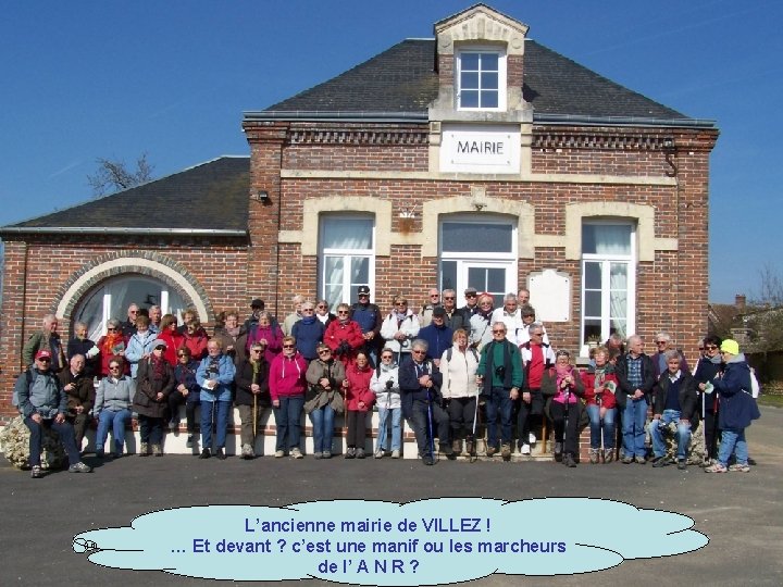 L’ancienne mairie de VILLEZ ! … Et devant ? c’est une manif ou les