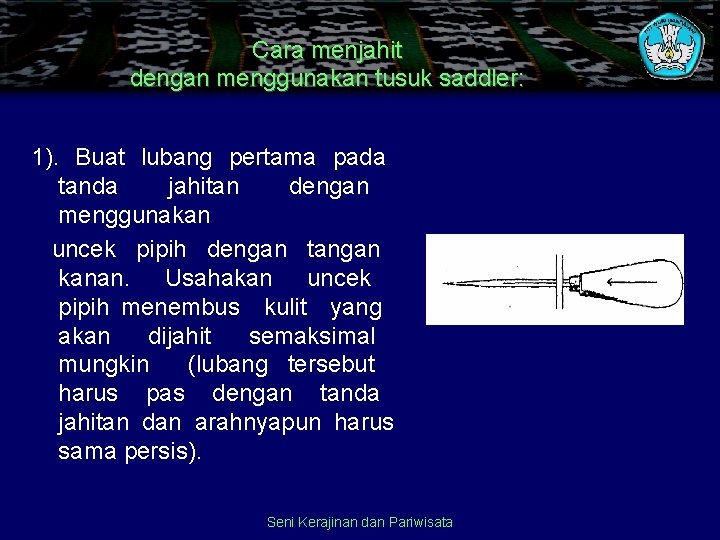 Cara menjahit dengan menggunakan tusuk saddler: 1). Buat lubang pertama pada tanda jahitan dengan