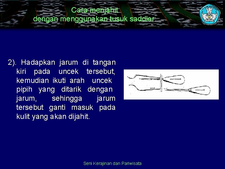 Cara menjahit dengan menggunakan tusuk saddler: 2). Hadapkan jarum di tangan kiri pada uncek