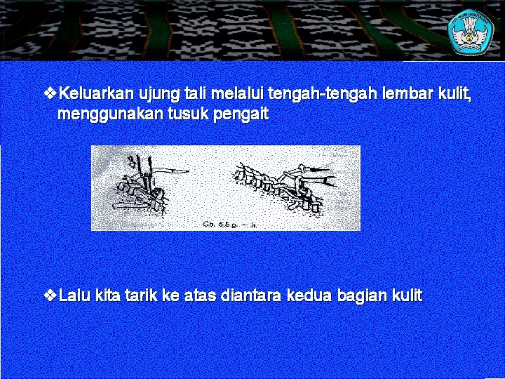 v. Keluarkan ujung tali melalui tengah-tengah lembar kulit, menggunakan tusuk pengait v. Lalu kita