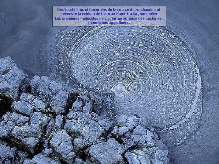 Des tourbillons et fumeroles de la source d’eau chaude qui recouvre la caldera de