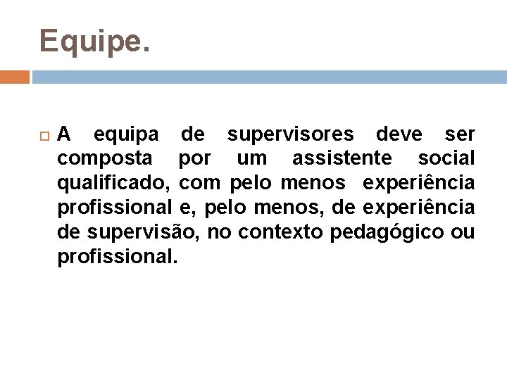 Equipe. A equipa de supervisores deve ser composta por um assistente social qualificado, com