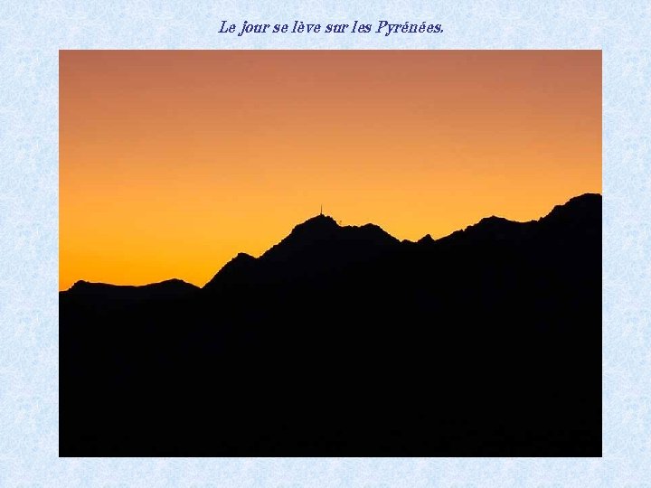 Le jour se lève sur les Pyrénées. 