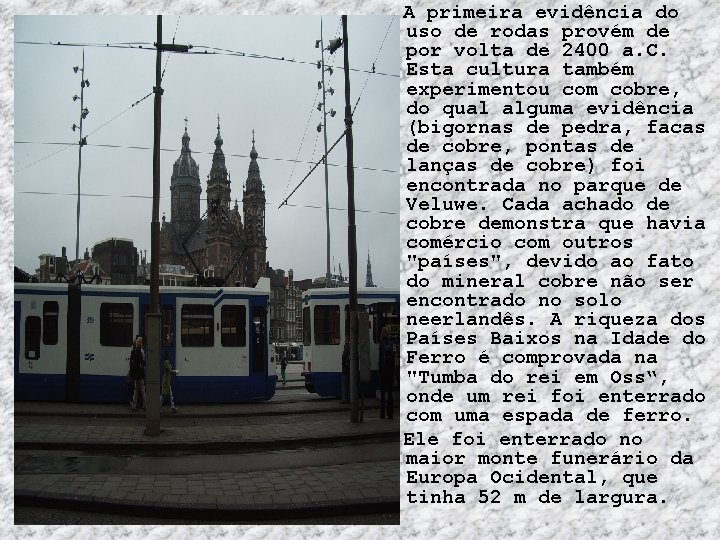 A primeira evidência do uso de rodas provém de por volta de 2400 a. A primeira evidência do uso de rodas provém de por volta de 2400 a.