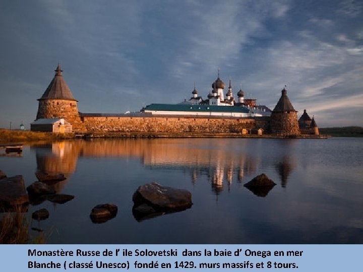 Monastère Russe de l’ ile Solovetski dans la baie d’ Onega en mer Blanche