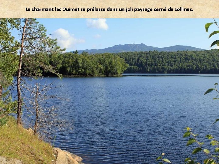 Le charmant lac Ouimet se prélasse dans un joli paysage cerné de collines. 