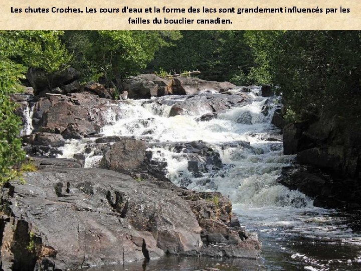 Les chutes Croches. Les cours d'eau et la forme des lacs sont grandement influencés
