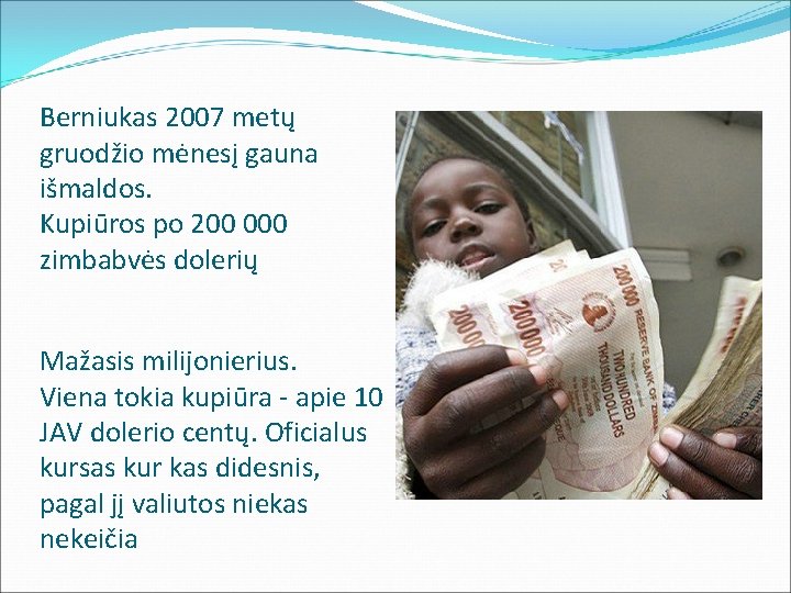 Berniukas 2007 metų gruodžio mėnesį gauna išmaldos. Kupiūros po 200 000 zimbabvės dolerių Mažasis