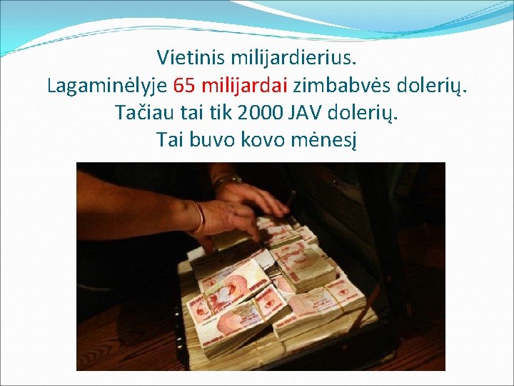 Vietinis milijardierius. Lagaminėlyje 65 milijardai zimbabvės dolerių. Tačiau tai tik 2000 JAV dolerių. Tai