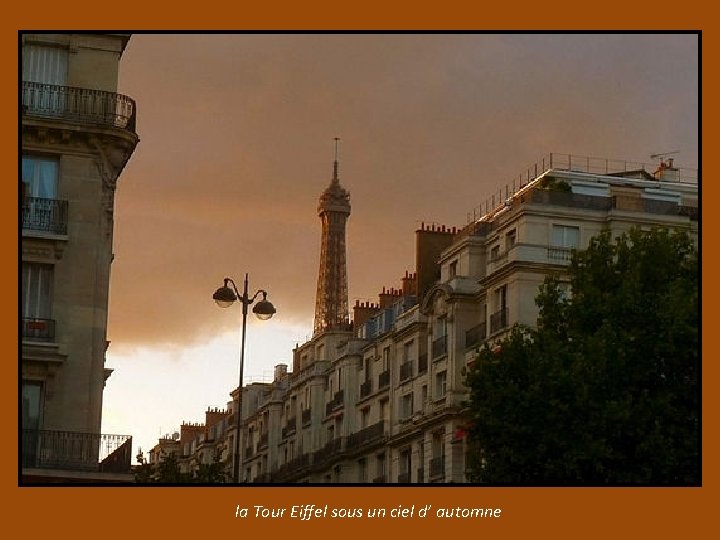 la Tour Eiffel sous un ciel d’ automne 