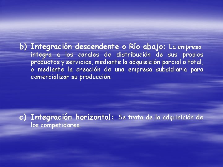b) Integración descendente o Río abajo: La empresa integra a los canales de distribución