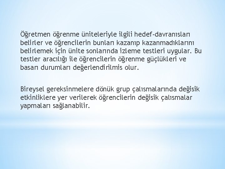 Öğretmen öğrenme üniteleriyle ilgili hedef-davranısları belirler ve öğrencilerin bunları kazanıp kazanmadıklarını belirlemek için ünite