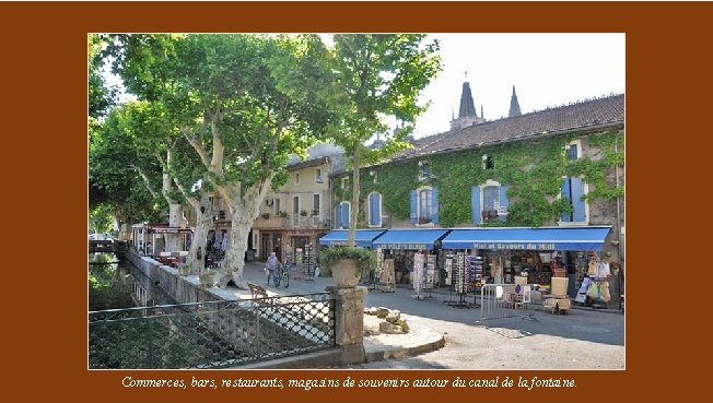 Commerces, bars, restaurants, magasins de souvenirs autour du canal de la fontaine. 