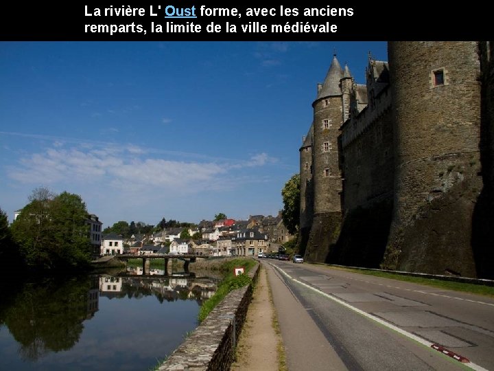 La rivière L' Oust forme, avec les anciens remparts, la limite de la ville