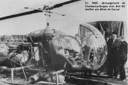 En 1955, déchargement du Charles-Le-Borgne d’un Bell G 2 destiné aux Mines du Zaccar