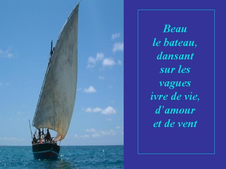 Beau le bateau, dansant sur les vagues ivre de vie, d’amour et de vent