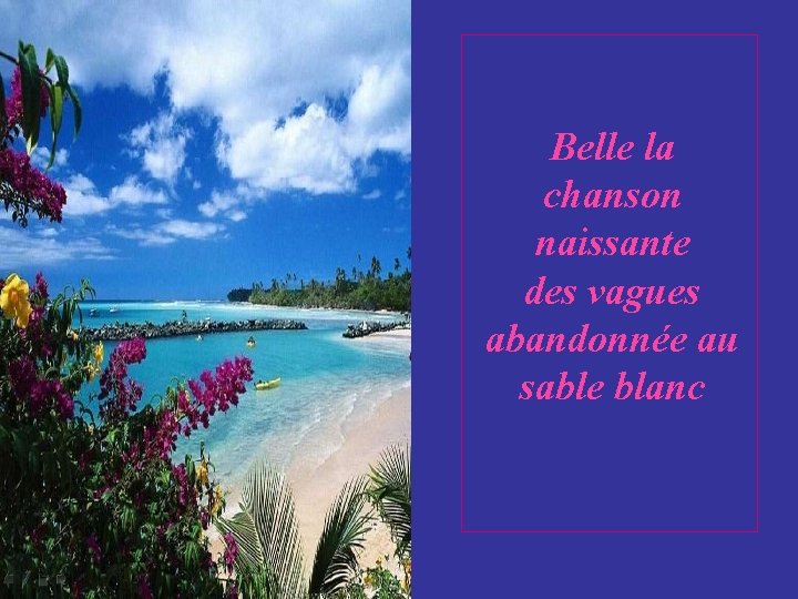 Belle la chanson naissante des vagues abandonnée au sable blanc 