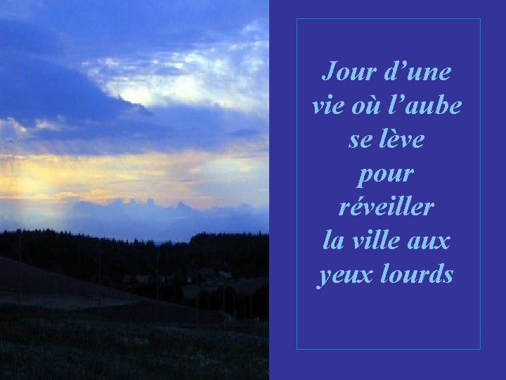 Jour d’une vie où l’aube se lève pour réveiller la ville aux yeux lourds