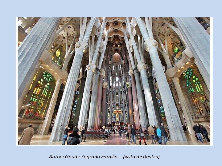 Antoni Gaudí: Sagrada Família – (vista de dentro) 