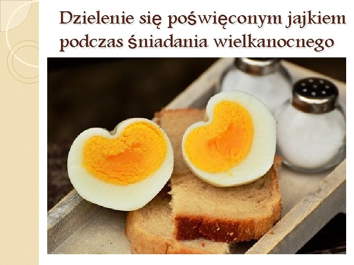 Dzielenie się poświęconym jajkiem podczas śniadania wielkanocnego 