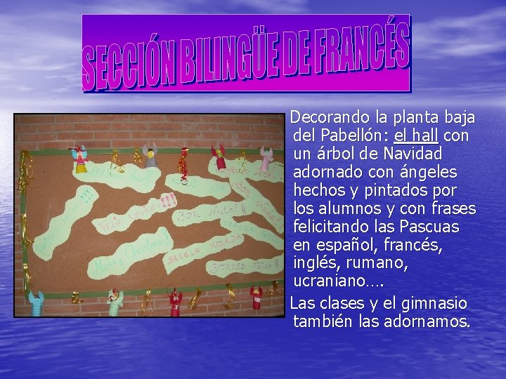 Decorando la planta baja del Pabellón: el hall con un árbol de Navidad adornado