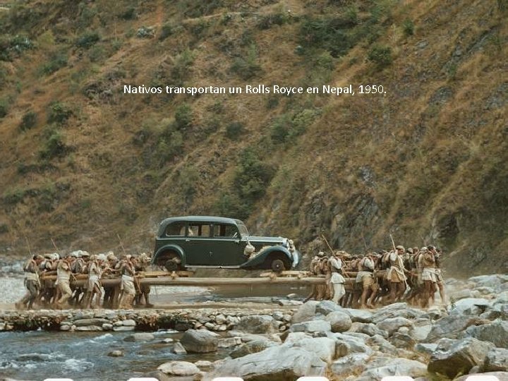 Nativos transportan un Rolls Royce en Nepal, 1950. 