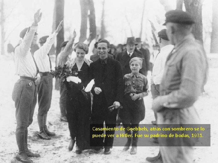 Casamiento de Goebbels, atrás con sombrero se lo puede ver a Hitler. Fue su