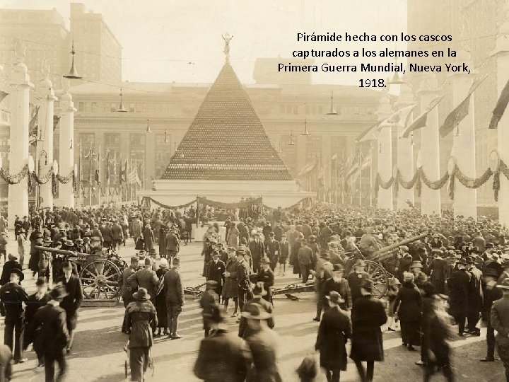 Pirámide hecha con los cascos capturados a los alemanes en la Primera Guerra Mundial,