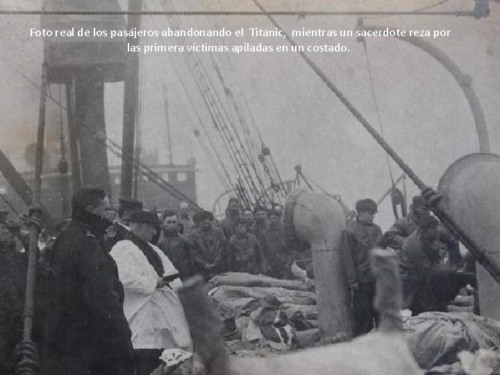 Foto real de los pasajeros abandonando el Titanic, mientras un sacerdote reza por las