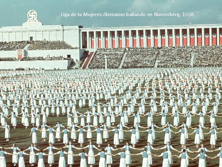 Liga de la Mujeres Alemanas bailando en Nuremberg. 1938. 