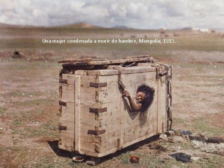 Una mujer condenada a morir de hambre, Mongolia, 1913. 