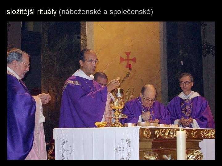 složitější rituály (náboženské a společenské) 