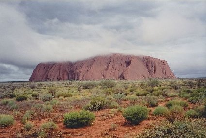 Aube vue d'Uluru (Ayers Rock) avec Kata Tjuta (The Olgas) en arrière-plan 