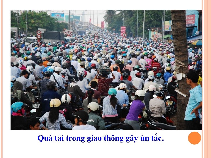 Quá tải trong giao thông gây ùn tắc. 