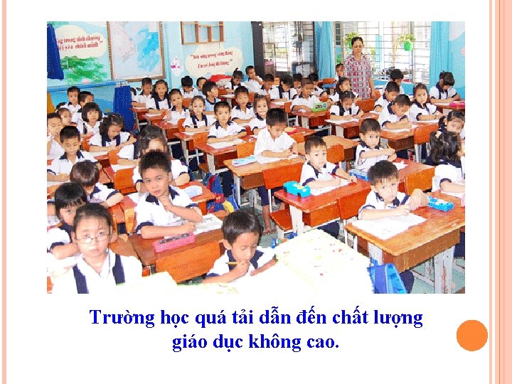 Trường học quá tải dẫn đến chất lượng giáo dục không cao. 