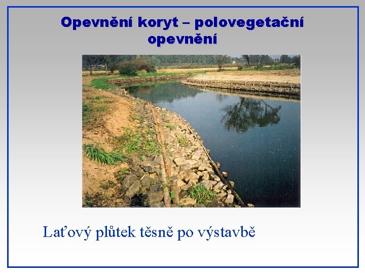 Opevnění koryt – polovegetační opevnění Laťový plůtek těsně po výstavbě 