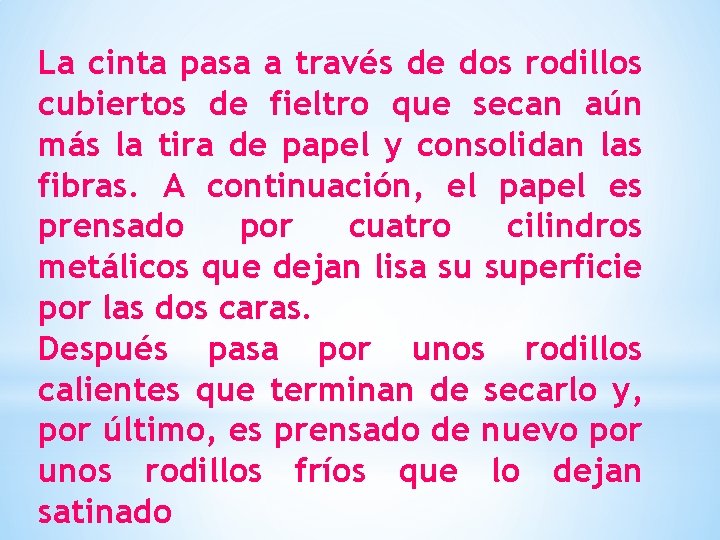 La cinta pasa a través de dos rodillos cubiertos de fieltro que secan aún