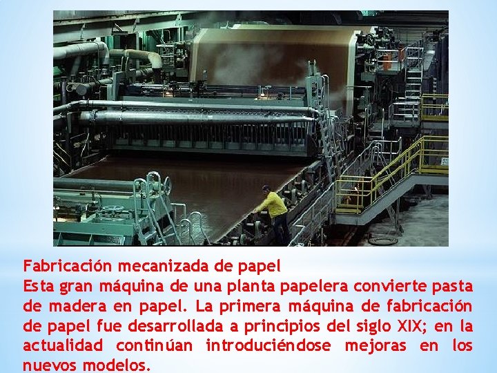 Fabricación mecanizada de papel Esta gran máquina de una planta papelera convierte pasta de