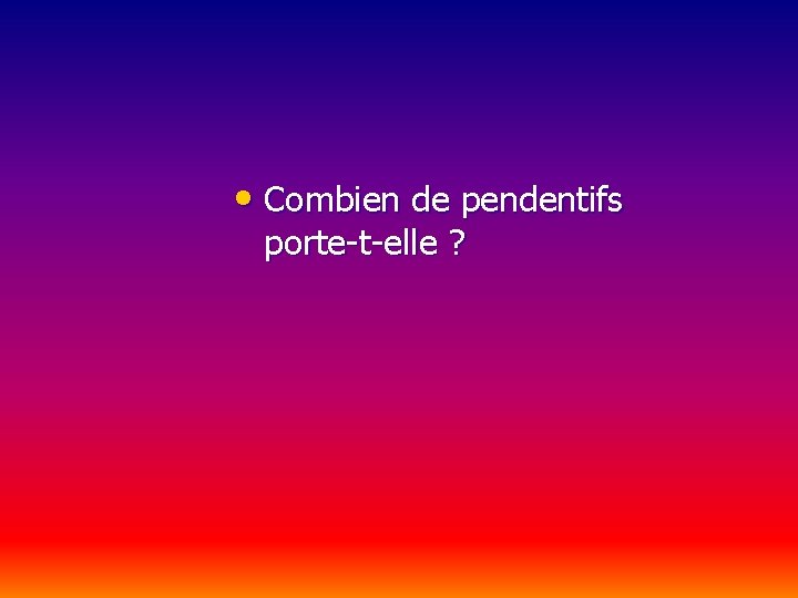  • Combien de pendentifs porte-t-elle ? 