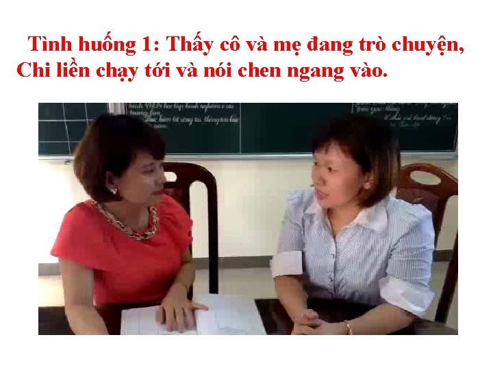 Tình huống 1: Thấy cô và mẹ đang trò chuyện, Chi liền chạy tới