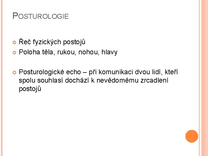 POSTUROLOGIE Řeč fyzických postojů Poloha těla, rukou, nohou, hlavy Posturologické echo – při komunikaci