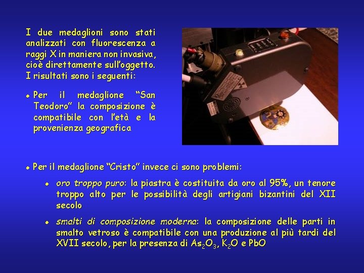 I due medaglioni sono stati analizzati con fluorescenza a raggi X in maniera non