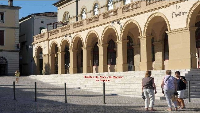 Théâtre de Mont-de-Marsan sur la place. 