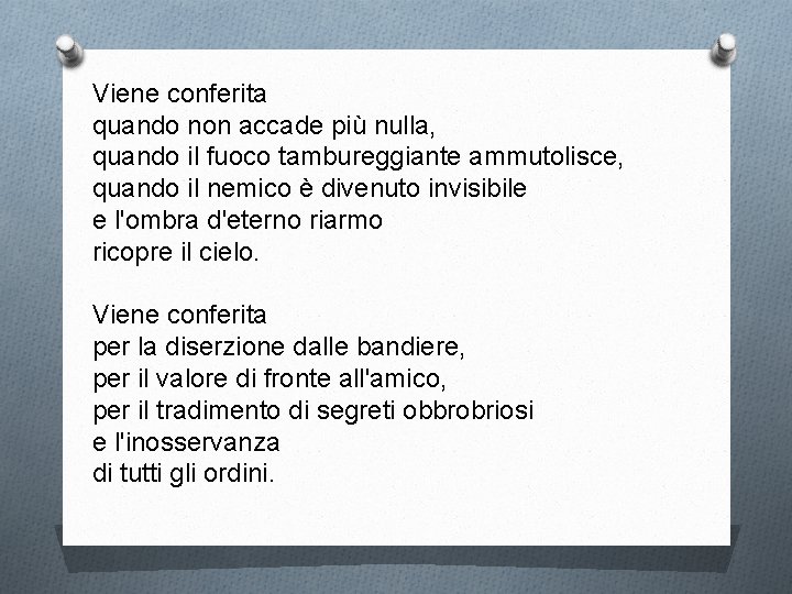 Viene conferita quando non accade più nulla, quando il fuoco tambureggiante ammutolisce, quando il