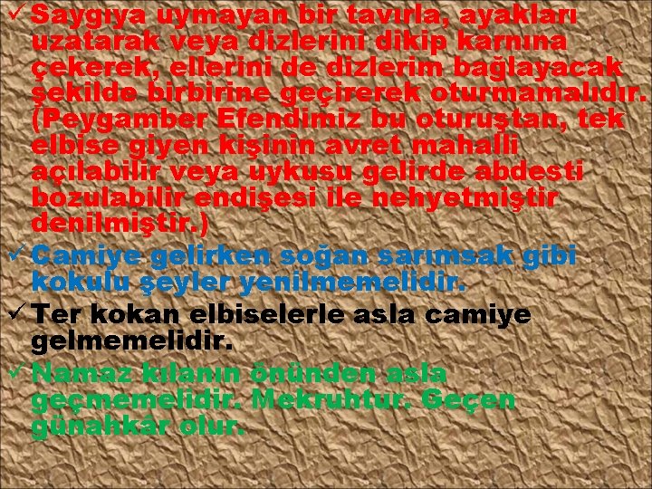 ü Saygıya uymayan bir tavırla, ayakları uzatarak veya dizlerini dikip karnına çekerek, ellerini de