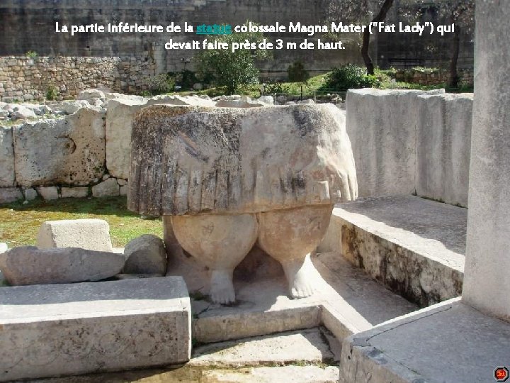 La partie inférieure de la statue colossale Magna Mater ("Fat Lady") qui devait faire