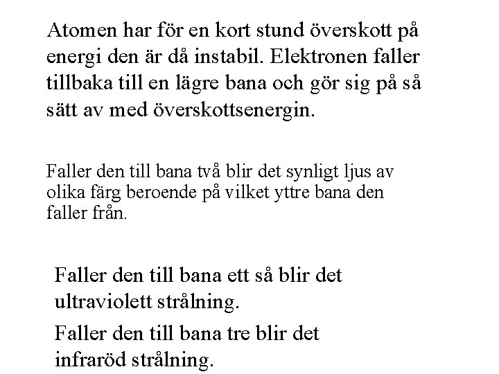 Atomen har för en kort stund överskott på energi den är då instabil. Elektronen