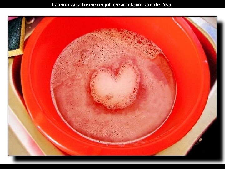 La mousse a formé un joli cœur à la surface de l'eau 