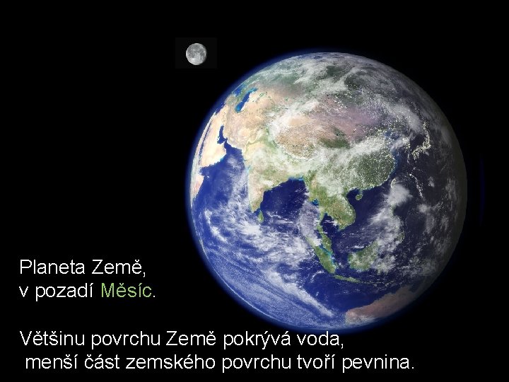 Planeta Země, v pozadí Měsíc. Většinu povrchu Země pokrývá voda, menší část zemského povrchu